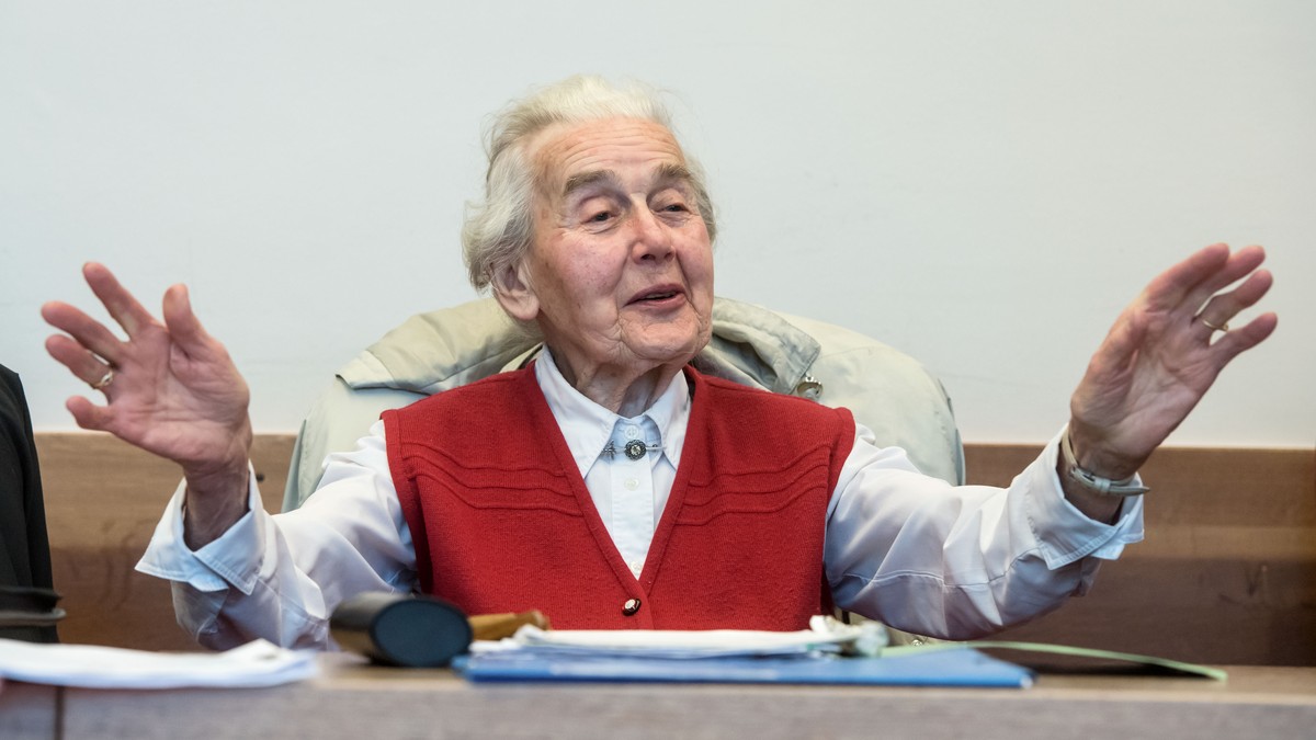 ARCHIV - 23.11.2017, Nordrhein-Westfalen, Detmold: Die wegen Volksverhetzung angeklagte Ursula Haverbeck sitzt im Verhandlungssaal im Landgericht. (zu dpa &quot;Polizei soll Holocaust-Leugnerin Haverb ...