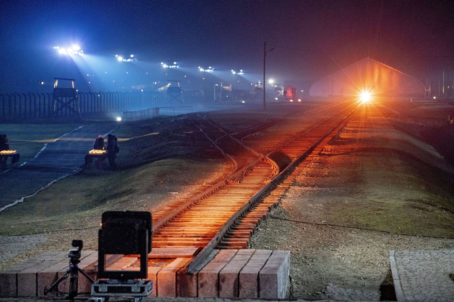 Lichtinstallation auf der Rampe in Auschwitz. Von hier schickten SS-Ärzte hunderttausende in den Tod.