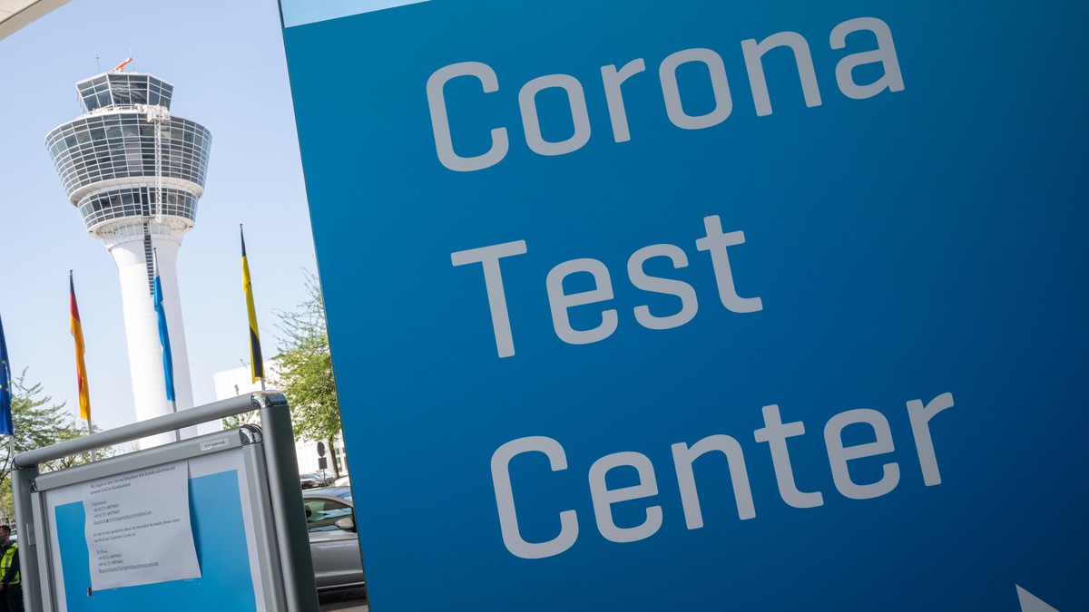 07.08.2020, Bayern, München: Ein Schild mit der Aufschrift «Corona Test Center» steht vor dem Corona-Testzentrum am Münchner Flughafen. Gesundheitsministerin Huml (CSU) besucht am Freitag das Corona-T ...