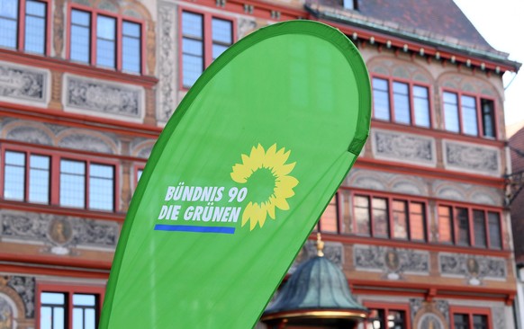 Tuebingen 20.10.2021 Archivbild: Schmuckbild OB Wahlkampf in Tuebingen, Fahne Buendnis 90/Die Gruenen vor dem Tuebinger Rathaus. FOTO: ULMER Pressebildagentur xxNOxMODELxRELEASExx