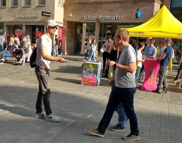 Hackemann verteilt auch in Nürnbergs Innenstadt fleißig Flyer.