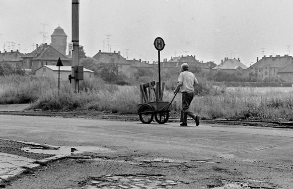 Leipzig Leipzig,12.07.1991 - Mann mit Bollerwagen im Leipziger Stadtteil Boehlitz Ehrenberg. Leipzig Sachsen Germany *** Leipzig Leipzig,12 07 1991 Man with handcart in Leipzig district Boehlitz Ehren ...