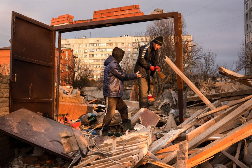 15.02.2024, Ukraine, Charkiw: Familie und Freunde der Frau, die in den fr