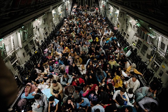 Frauen unter dem Taliban Regime in Afghanistan STYLELOCATIONHundreds of Afghan refugees sit on the floor of a U.S. Air Force C-17 Globemaster III aircraft, during the evacuation of non-combatants at H ...