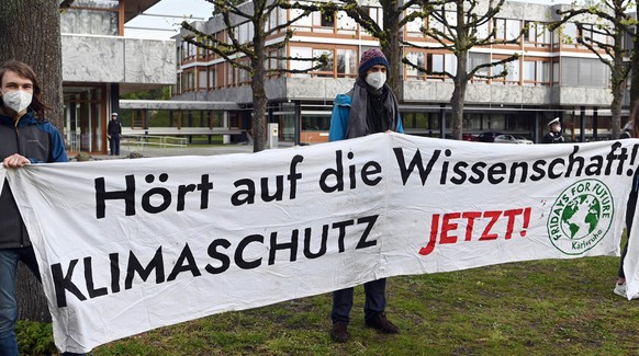 Demonstranten am Donnerstag vor dem Bundesverfassungsgericht in Karlsruhe. 