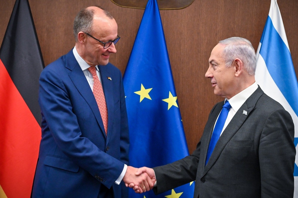HANDOUT - 12.02.2024, Israel, Jerusalem: Friedrich Merz (CDU,l), Unionsfraktions- und CDU-Chef, trifft w�hrend seiner Israel-Reise Benjamin Netanjahu, Ministerpr�sident von Israel. (zu dpa: �Merz: Reg ...