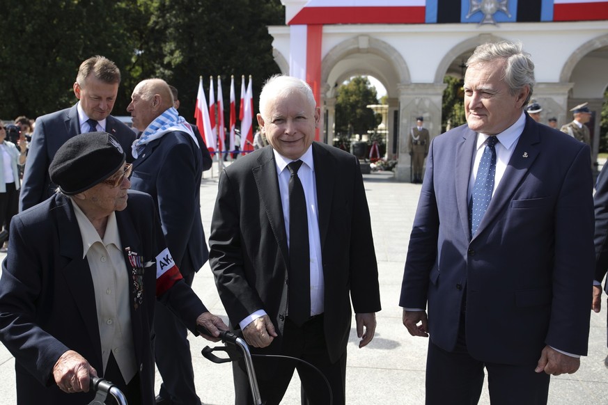 01.09.2022, Polen, Warschau: Jaroslaw Kaczynski (M), Vorsitzender der polnischen Regierungspartei PiS, nimmt an einer Kranzniederlegung anl