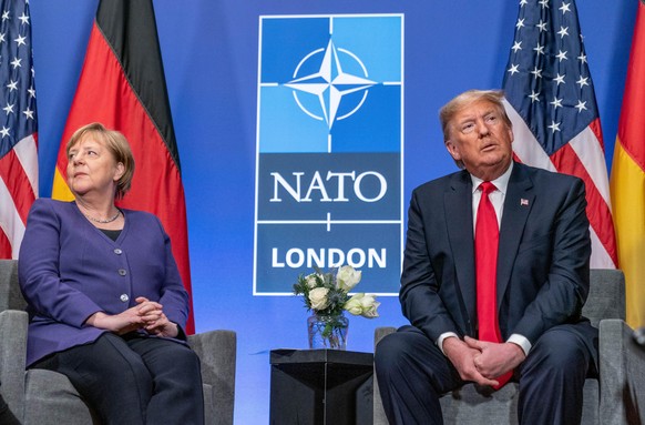 US-Präsident Donald Trump, sitzt neben Bundeskanzlerin Angela Merkel (CDU), zu Beginn eines Bilateralen Gesprächs nach der Arbeitssitzung des Nato Gipfels. (zu dpa &quot;Kalte Kriege und hofierte Desp ...