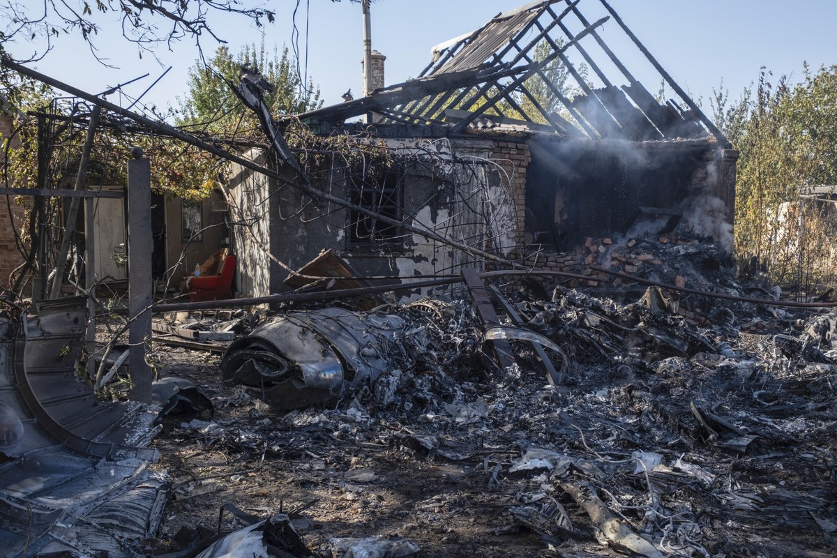 ARCHIV - 05.10.2024, Ukraine, Kostjantyniwka: Ein beschädigtes Haus ist im Hintergrund von Fragmenten eines abgeschossenen russischen Militärflugzeugs am Stadtrand von Kostjantyniwka, einer Stadt nahe ...