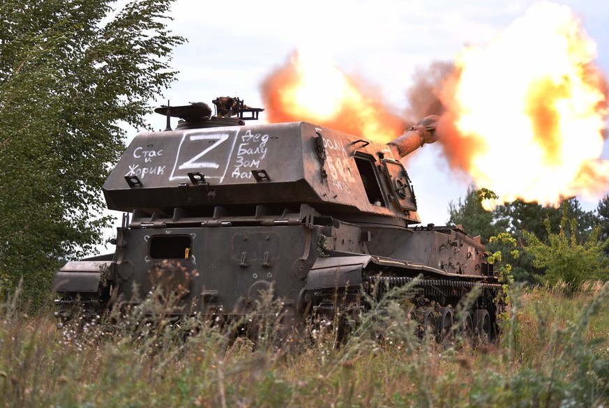 Ukraine Konflikt, Selbstfahrlafette 2S3 der russischen Armee in Region Charkiw im Einsatz Ukraine Russia Military Operation 8252737 14.08.2022 A 2S3 Akatsiya self-propelled howitzer fires towards posi ...