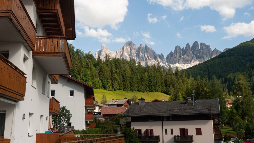 20.06.2019, St. Magdalena, Villnoess, Trentino, Suedtirol, Italien, Europa - Ferienhaeuser im Villnoesstal mit Bergen der Dolomiten der Puez Geislergruppe. *** 20 06 2019, St Magdalena, Villnoess, Tre ...