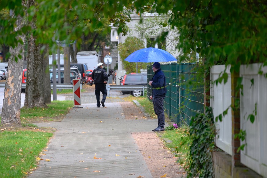 05.10.2020, Hamburg: Ein Securitymann steht vor einem Zaun vor dem Eingangsbereich der Hamburger Synagoge, w