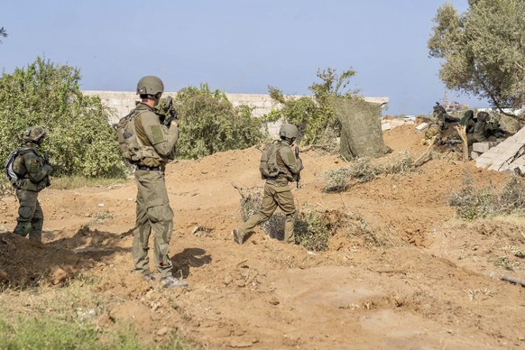 HANDOUT - 03.11.2023, Palästinensische Gebiete, Gazastreifen: Auf diesem undatierten Foto, das vom israelischen Militär zur Verfügung gestellt wurde, bringen sich israelische Soldaten in Stellung. Isr ...