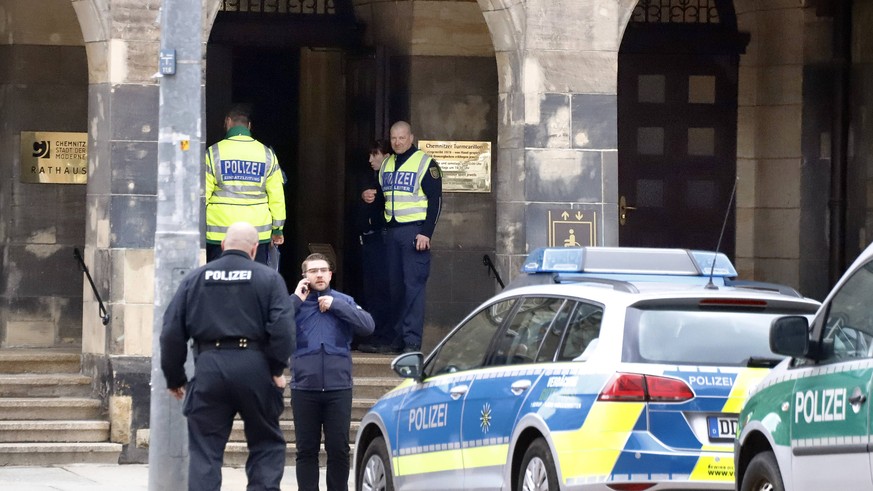 Auch das Chemnitzer Rathaus musste Ende März nach einer Bombendrohung evakuiert werden.