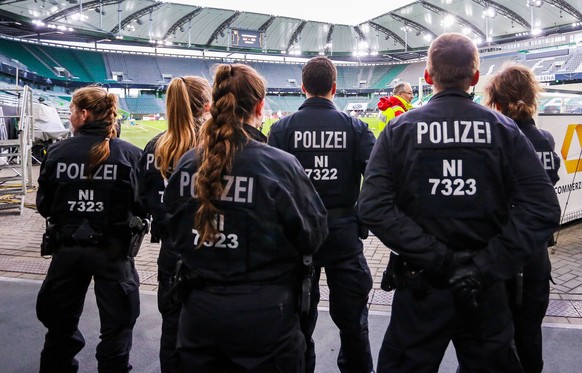 Die Polizei sichert das Abschlusstraining der Deutschen Nationalmannschaft in der Volkswagen Arena in Wolfsburg // DFB regulations prohibit any use of photographs as image sequences and/or quasi-video ...