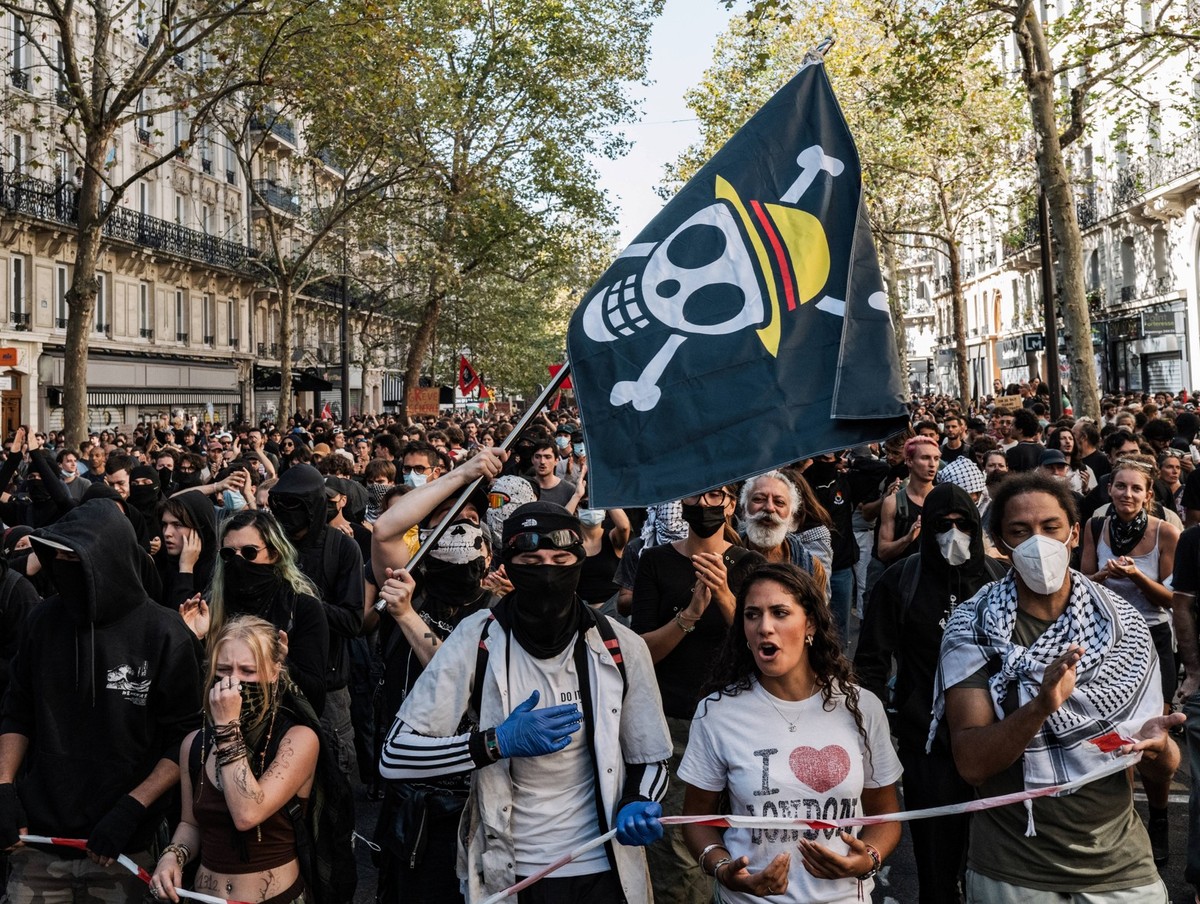 Massive Demonstration In Paris Protestors demonstrate in Paris, France, on September 18, 2025, during a day of nationwide strikes and protests called by unions over France s national budget. France br ...