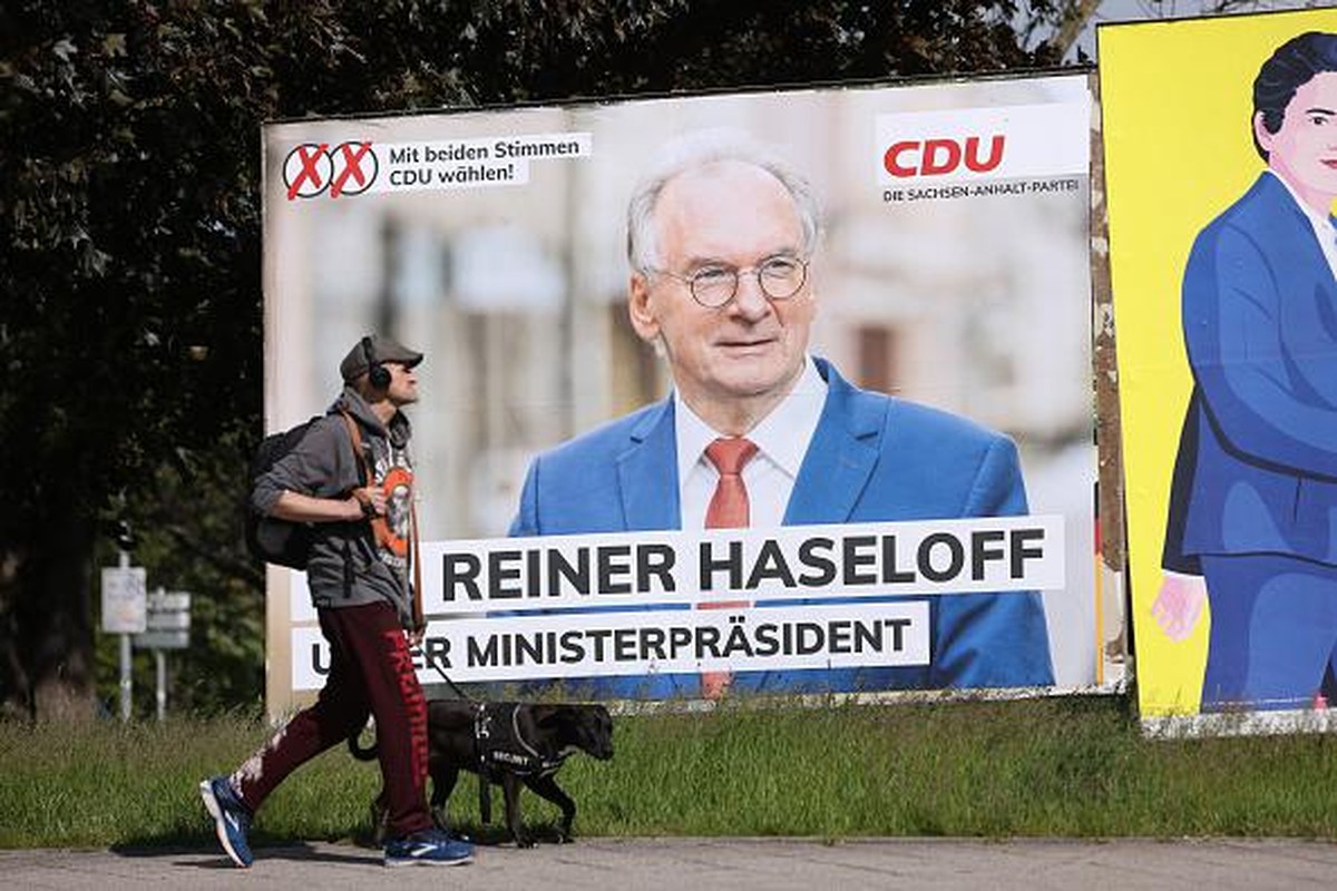Plakate vor der Landtagswahl in Sachsen-Anhalt.