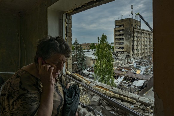 28.06.2023, Ukraine, Kramatorsk: Eine Frau telefoniert in ihrem Haus, das durch die Schockwelle eines russischen Raketenangriffs im Zentrum der Stadt Kramatorsk zerstört wurde, um Hilfe. Bei dem russi ...