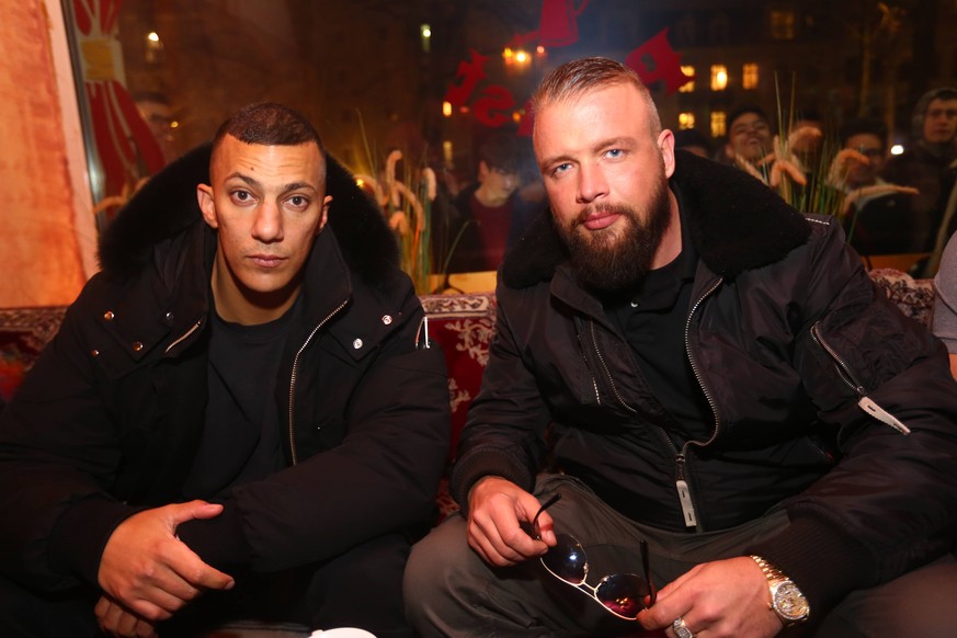 Im Bild: Kollegah und Farid Bang bei einer Autogrammstunde nach ihrem abgesagten Konzert in Dresden Dresden - Trotz abgesagtem Konzert: Kollegah und Farid Bang kommen nach Dresden *** In the picture K ...