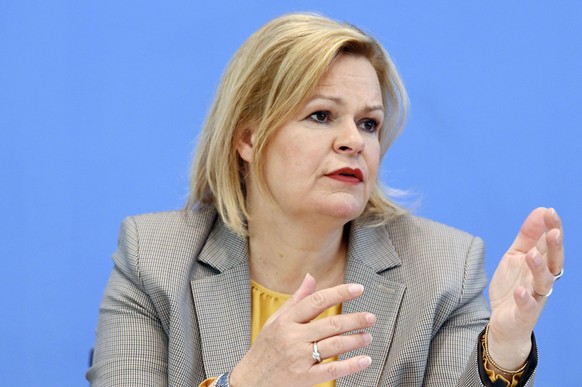 Nancy Faeser bei der Bundespressekonferenz zur Vorstellung des Jahresberichts Fallzahlen politisch motivierter Kriminalit�t im Haus der Bundespressekonferenz. Berlin, 10.05.2022 *** Nancy Faeser at th ...