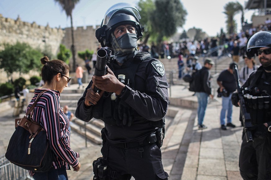 Ein israelischer Polizist mit Waffe. Zuvor kam es auf dem Tempelberg in Jerusalems Altstadt zu schweren Auseinandersetzungen.