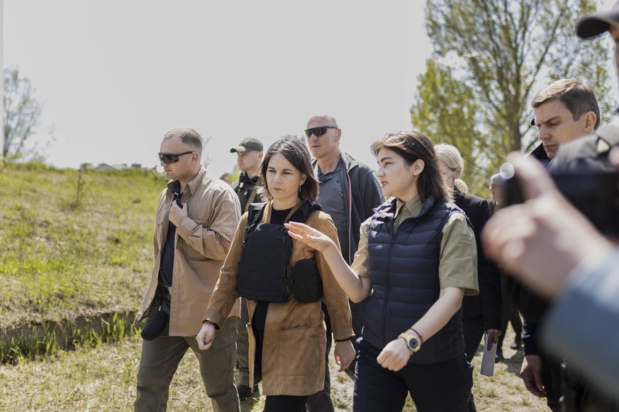 Annalena Baerbock Buendnis 90/Die Gruenen, Bundesaussenministerin, macht sich ein Bild der Zerstoerung im Rahmen eines Besuches der Stadt Butscha, 10.05.2022. Baerbock reist als erste Vertreterin der  ...