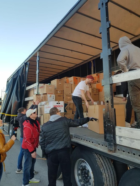 Güter werden aus LKW ausgeladen