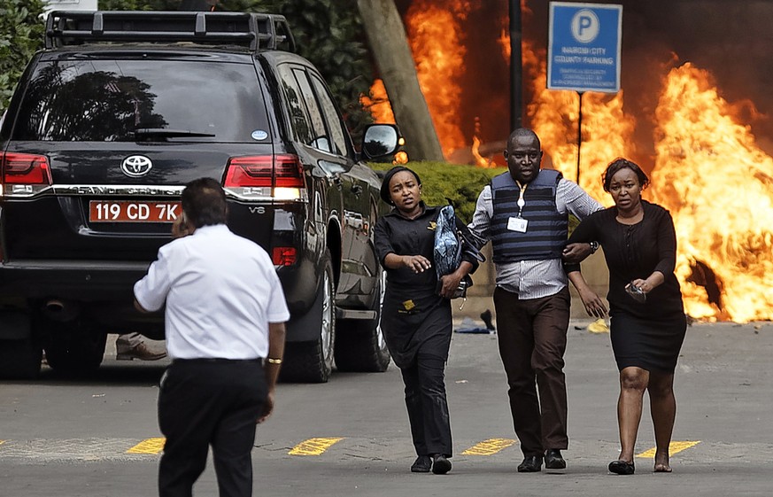 Einsatzkräfte helfen Opfern des Terroranschlags in Nairobi am Dienstag.