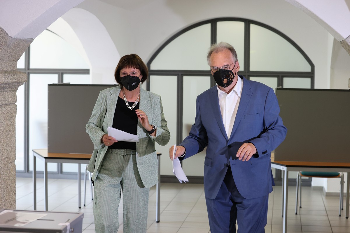 06.06.2021, Sachsen-Anhalt, Wittenberg: Reiner Haseloff (CDU), Ministerpr�sident von Sachsen-Anhalt, und seine Ehefrau Gabriele Haseloff geben bei der Landtagswahl in Sachsen-Anhalt im Wahllokal ihre ...