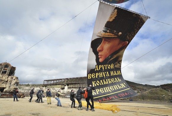 Unterstützer von Wladimir Putin befestigen in Sewastopol auf der Krim im März 2021 ein Porträt des Präsidenten an einem Heißluftballon – um den siebten Jahrestag der russischen Annexion der Halbinsel zu feiern. 