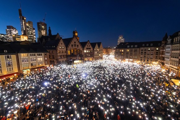 Demonstration Frankfurt steht auf für Demokratie Rund 20.000 Menschen haben sich am 05.02.2024 in Frankfurt am Main auf dem Römerberg versammelt, um unter dem Motto Frankfurt steht auf für Demokratie  ...
