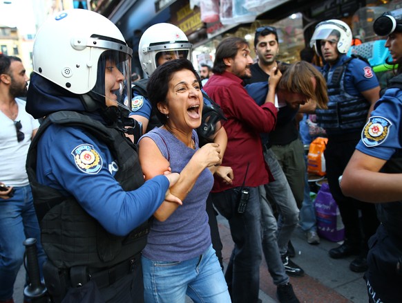 Turkish police officers arrest protesters, gathered to offer support to workers that were arrested early Saturday for protesting over labour conditions at Istanbul&#039;s new airport, in Istanbul, Sat ...