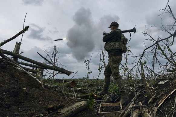 28.04.2023, Ukraine, Awdijiwka: Ein ukrainischer Soldat feuert eine Panzerfaust auf russische Stellungen an der Frontlinie in der Nähe von Awdijiwka in der Region Donezk ab. Foto: LIBKOS/AP/dpa +++ dp ...