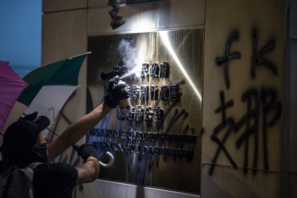 Demonstranten besprühen das Gebäude der chinesischen Vertretung.