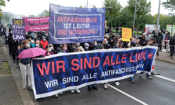 "Free Lina" steht auf einem Transparent: Solidaritätsdemonstration für die Angeklagte in Leipzig.