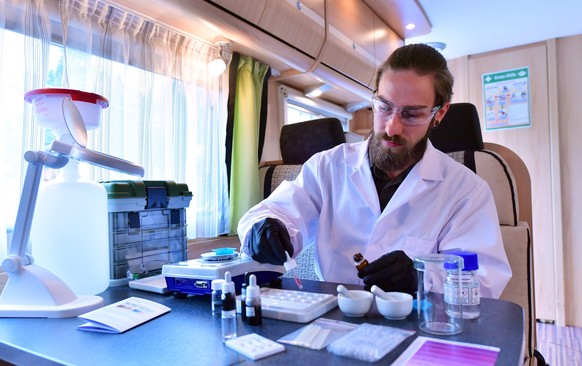 ARCHIV - 14.10.2021, Th�ringen, Erfurt: Felix Blei vom Kooperationspartner "miraculix" aus Jena zeigt ein Testverfahren f�r das Drug Checking im mobilen Labor. (zu dpa �Drug-Checking: 120 00 ...