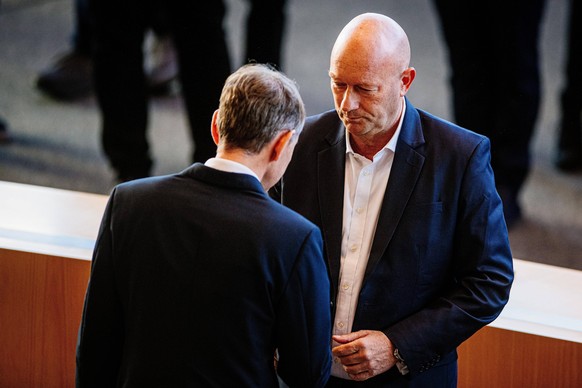 Handschläge, die es nicht mehr geben darf: Der AfD-Rechtsaußen Björn Höcke gratuliert im Februar 2020 dem gerade zum Thüringer Ministerpräsidenten gewählten FDP-Politiker Thomas Kemmerich.