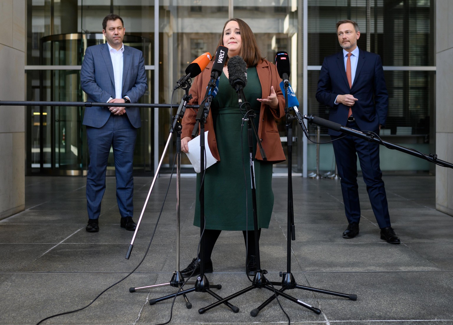 Die Vorsitzenden der Ampel-Parteien (l-r), Lars Klingbeil, Vorsitzender der SPD, Ricarda Lang, Bundesvorsitzende von Bündnis 90/Die Grünen, und Christian Lindner, Bundesvorsitzender der FDP, äußern si ...