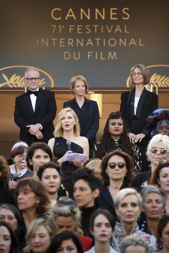 Jurypräsidentin Cate Blanchett steht zusammen mit insgesamt 82 Frauen der Filmindustrie auf den Stufen zum um Festival- und Kongresspalast des 71. Filmfestivals in Cannes und verliest eine Erklärung.