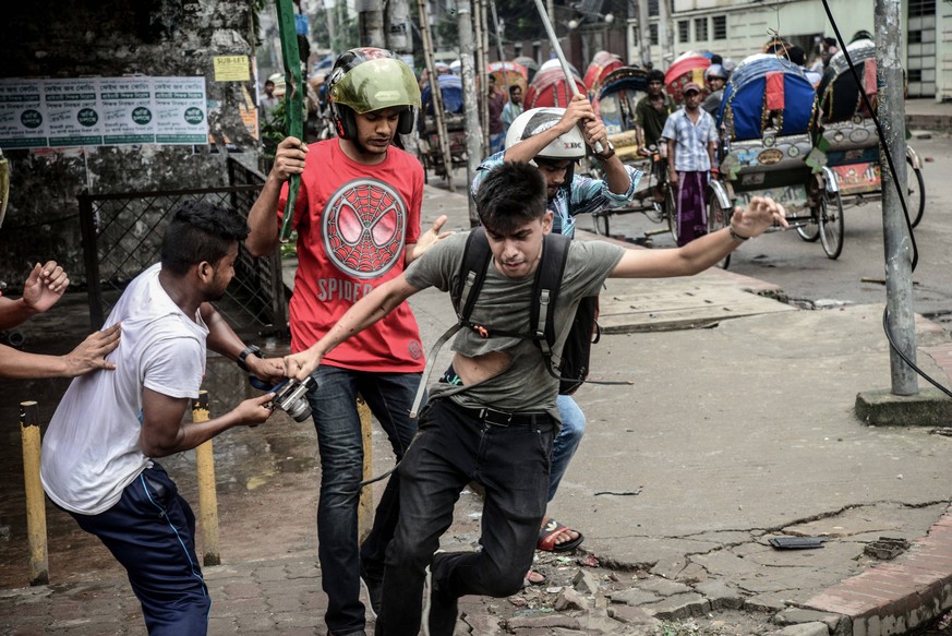 Bilder des Tages News August 5, 2018 - Dhaka, Bangladesh - A photographer is targeted during a student protest following the deaths of two college students in a road accident. Bangladesh Prime Ministe ...