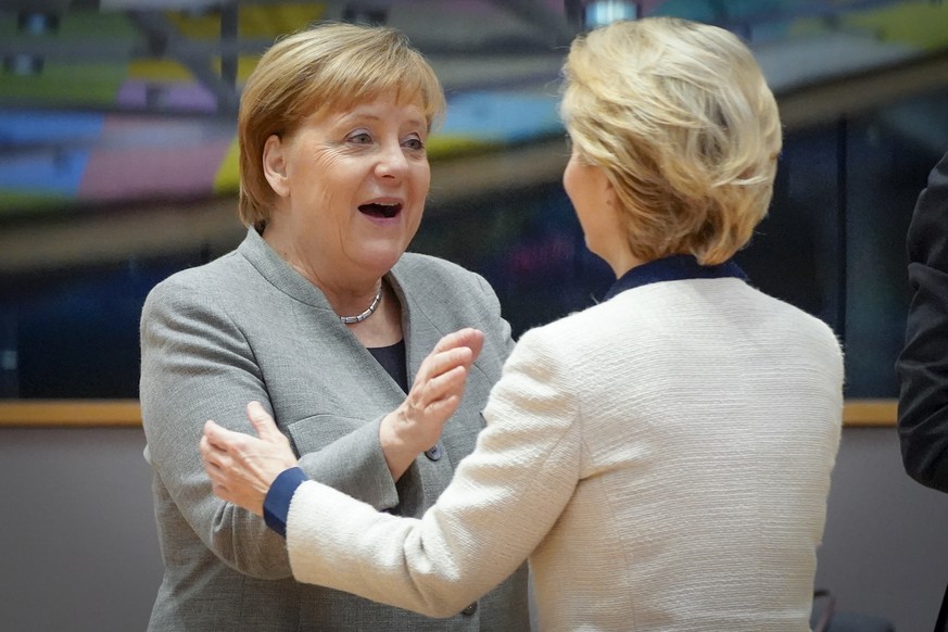 Nein, liebe Ursula von der Leyen, mehr Geld haben wir leider nicht für deinen Green Deal. Kanzlerin Angela Merkel (l.) möchte nicht den Geldbeutel aufmachen.