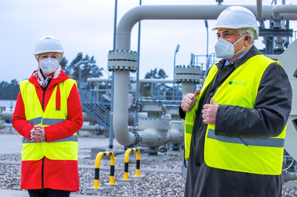 Manuela Schwesig (SPD), die Ministerpräsidentin von Mecklenburg-Vorpommern, und der russische Botschafter in Berlin, Sergej Netschajew, besichtigen die Gasanlandestation von Nord Stream 2. Die fast fe ...