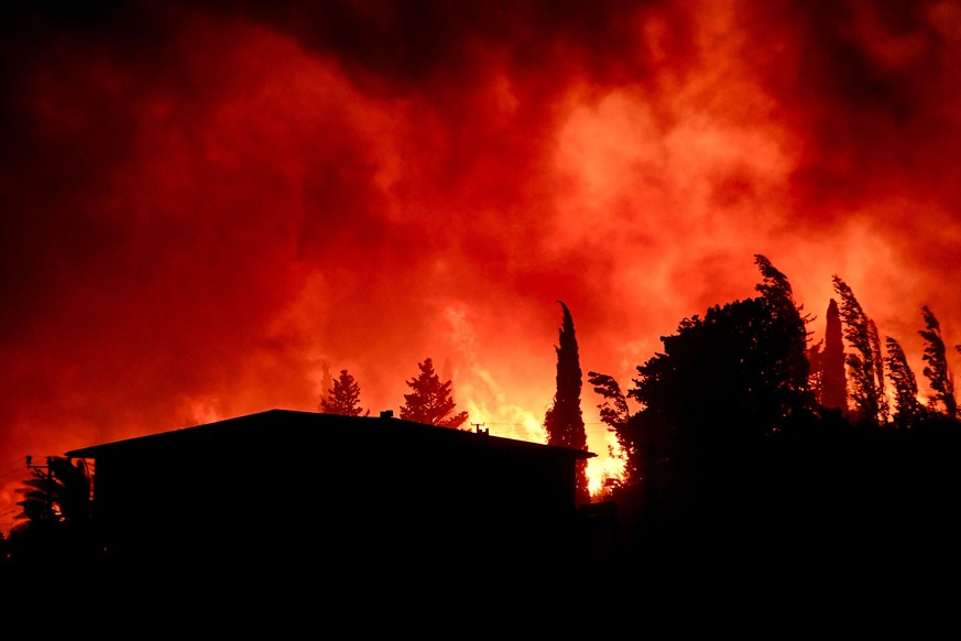 MERSIN, TURKEY - JULY 30: Extinguishing works for forest fire that broke out in Aydincik district of Turkey&#039;s Mersin continue as the fire reaches settlements on July 30, 2021. Ozan Efeoglu / Anad ...