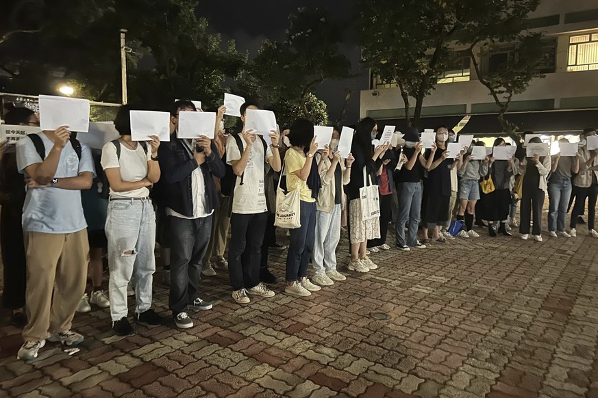 28.11.2022, Hongkong: Demonstranten halten w