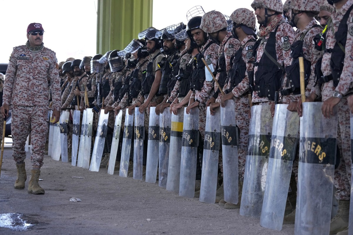 Paramilitary soldiers stand guard, in Karachi, Pakistan, Wednesday, May 10, 2023. Pakistan braced for more turmoil a day after former Prime Minister Khan was dragged from court in Islamabad and his su ...