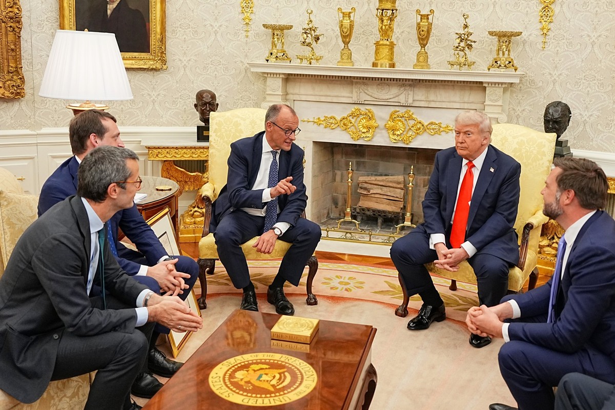 05.06.2025, USA, Washington: US-Pr�sident Donald Trump (2.v.r.)empf�ngt Bundeskanzler Friedrich Merz (CDU, 3.v.l.) im Oval Office im Wei�en Haus. Daneben sitzt Vizepr�sident JD Vance (r). Es ist das e ...