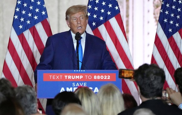 News Bilder des Tages News: Midterm Elections - Florida - Mar-a-Lago watch party November, 8, 2022 Palm Beach, FL, USA Former president Donald Trump addresses the media and supporters in the ballroom  ...
