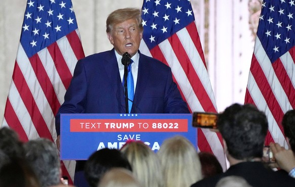News Bilder des Tages News: Midterm Elections - Florida - Mar-a-Lago watch party November, 8, 2022 Palm Beach, FL, USA Former president Donald Trump addresses the media and supporters in the ballroom ...