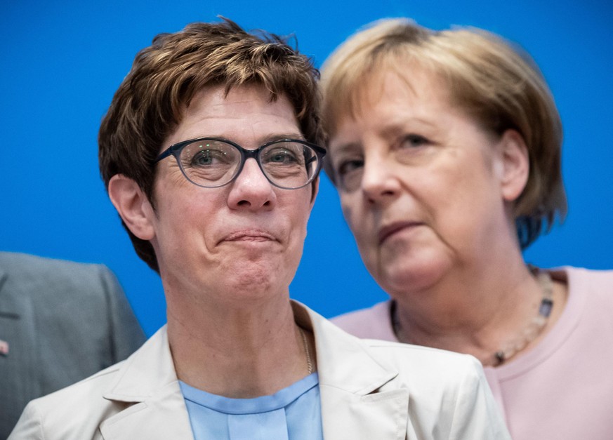 02.06.2019, Berlin: Annegret Kramp-Karrenbauer (l), Bundesvorsitzende der CDU, wartet neben Bundeskanzlerin Angela Merkel (CDU), auf den Beginn der Klausurtagung des CDU-Bundesvorstands. Foto: Michael ...