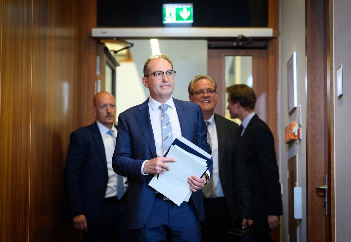 07.05.2025, Berlin: Alexander Dobrindt (CSU), Bundesinnenminister, kommt zusammen mit Bundespolizeipr